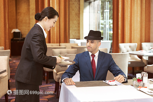 酒店餐飲服務 專業上菜技巧與客戶體驗提升